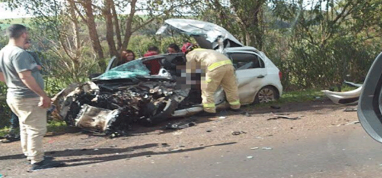 TRÂNSITO: Mãe e filha morrem em acidente envolvendo carro e dois caminhões na PR-445.