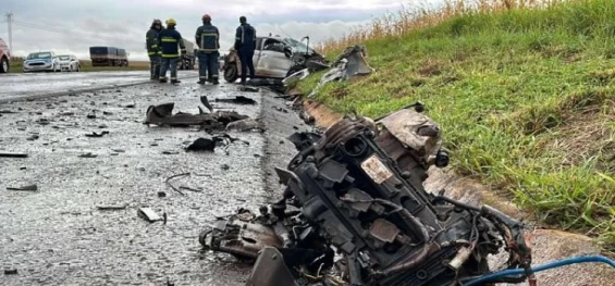 TRÂNSITO: Motor de carro é arrancado após forte colisão contra caminhão na BR-163 em Cascavel.