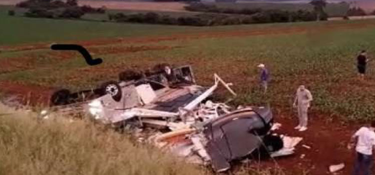 TRÂNSITO: Motorhome sai de pista e capota na BR-369; motorista ficou preso nas ferragens.