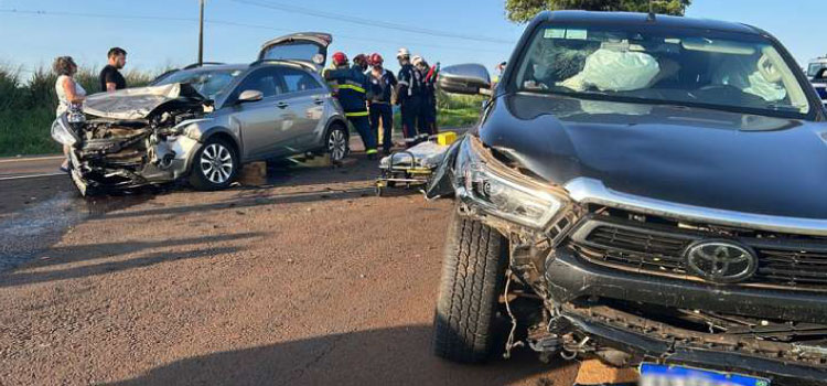 TRÂNSITO: Motorista causa grave acidente na BR-277 e foge do local; vítimas ficaram presa as ferragens.