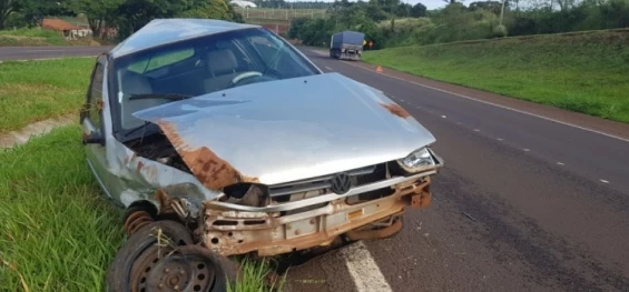 TRÂNSITO: Motorista escapa ileso após colidir em carreta e capotar diversas vezes na BR-467, em Cascavel.