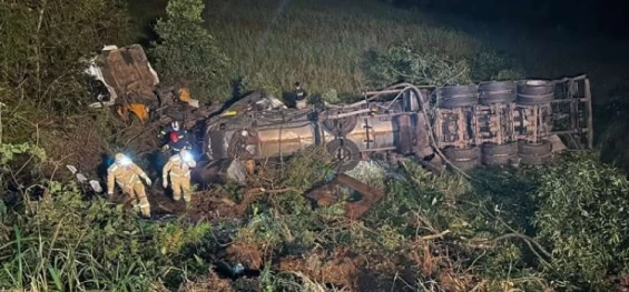 TRÂNSITO: Motorista morre após carreta sair da pista em Cantagalo.