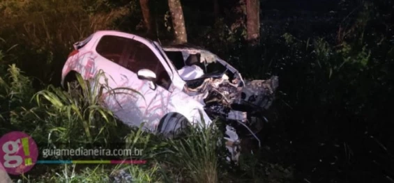 TRÂNSITO: Motorista morre após colidir com veículo em árvore e ser ejetado na BR-277.