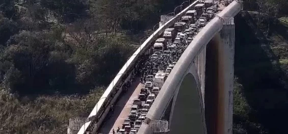 TRÂNSITO: Mototaxistas fecham Ponte da Amizade em protesto.