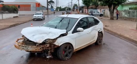 TRÂNSITO: Mulher fica ferida em forte colisão no Brasmadeira.