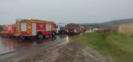 TRÂNSITO: Mulher morre e jovem fica ferido em acidente entre carro e caminhão na PR-280.