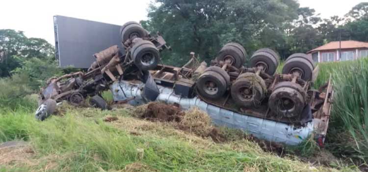 TRÂNSITO: Para evitar atingir veículos em fila, motorista sai da BR 376 e tomba às margens da rodovia em Ponta Grossa