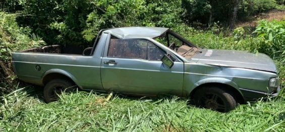 TRÂNSITO: Picape capota e motorista fica ferido na PR 180 em Cascavel.