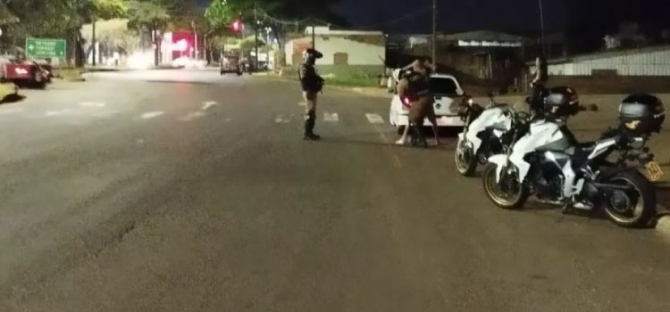 TRÂNSITO: Seis motos e dois carros são apreendidos em operação de trânsito em Cascavel.