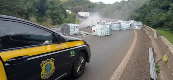 TRÂNSITO: Tombamento de Carreta interdita a rodovia BR 277 no KM 484 em Nova Laranjeiras.