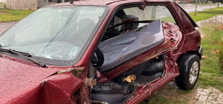 TRÂNSITO: Três ficam presos às ferragens de carro em acidente em Cascavel.