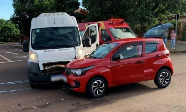 TRÂNSITO: Van da Saúde de Três Barras se envolve em acidente em Cascavel.