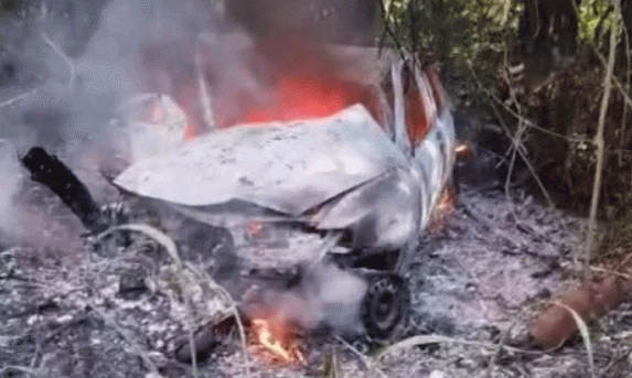 TRÂNSITO: Veículo é destruído pelas chamas após capotamento na PR 574, entre Cafelândia a Penha.