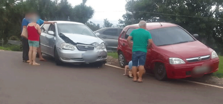 TRÂNSITO: Veículos ficam danificados em colisão na BR-277 em Santa Tereza do Oeste.