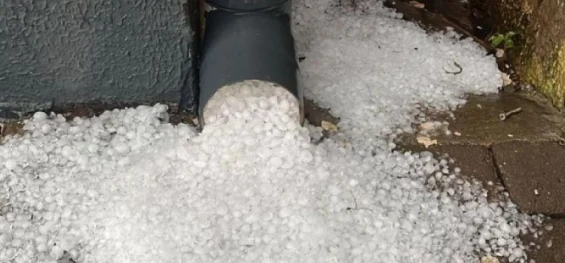 TRÊS BARRAS DO PARANÁ: Chuva de granizo causa estragos no município.