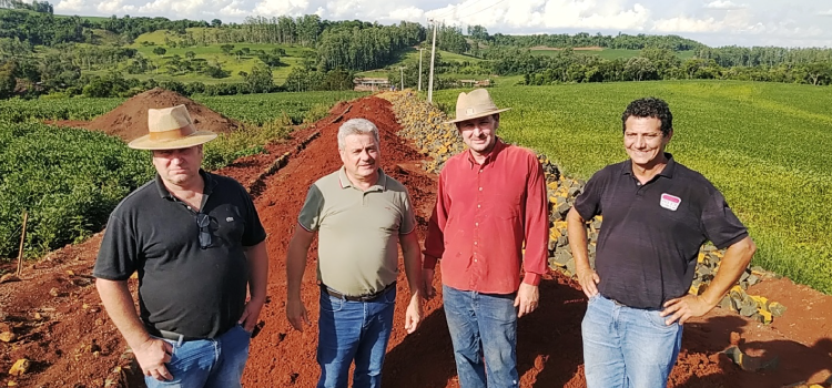 TRÊS BARRAS DO PARANÁ: Prefeito acompanha início das obras de calçamento na Linha Gaúcha.