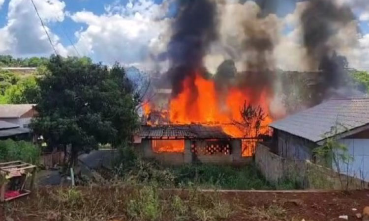 TRÊS BARRAS DO PARANÁ: Residências  são consumidas pelo fogo.