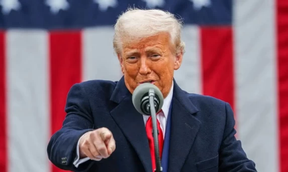 Trump ameaça países que se alinhem ao Brics com tarifa de 10%