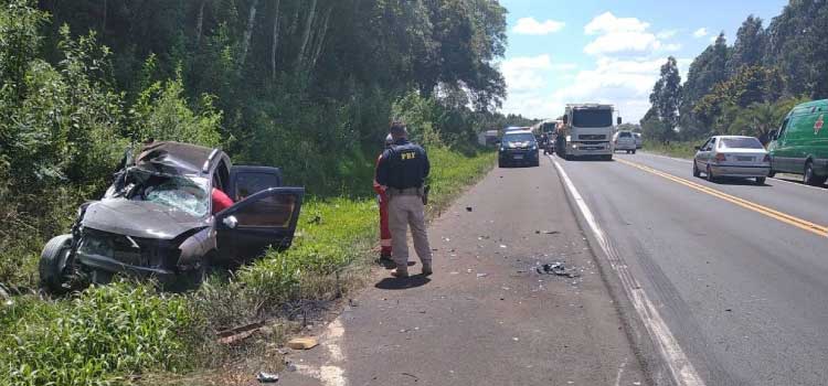 TRÂNSITO: Acidente entre carro e caminhão utilitário deixa duas vítimas mortas na BR-277 em Guarapuava