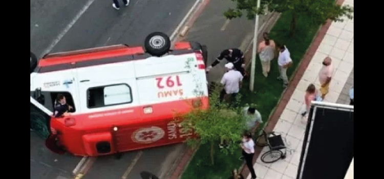 TRÂNSITO: Ambulância tomba e mulher morre antes de ser atendida em Blumenau/SC