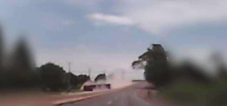 TRÂNSITO: Câmera em carro flagra caminhão tombando na BR 163