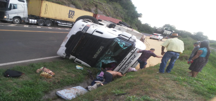 TRÂNSITO: Caminhão Bitren tomba na BR 277 Km 504, trevo de acesso a Diamante do Sul