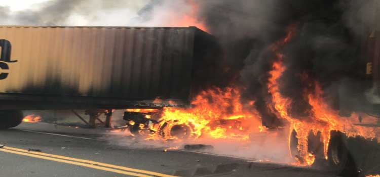 TRÂNSITO: Caminhão pega fogo em batida com carro na BR 277; uma pessoa morre