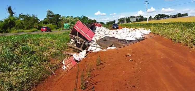 TRÂNSITO: Carreta carregada com farinha tomba na BR-369, em Cascavel