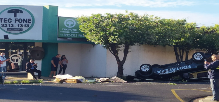 TRÂNSITO: Carro de funerária capota ao ser atingido em cruzamento e caixão com corpo é arremessado para fora