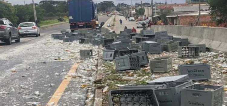 TRÂNSITO: Engradados cheios de cerveja caem em cima de ciclista em São José dos Pinhais