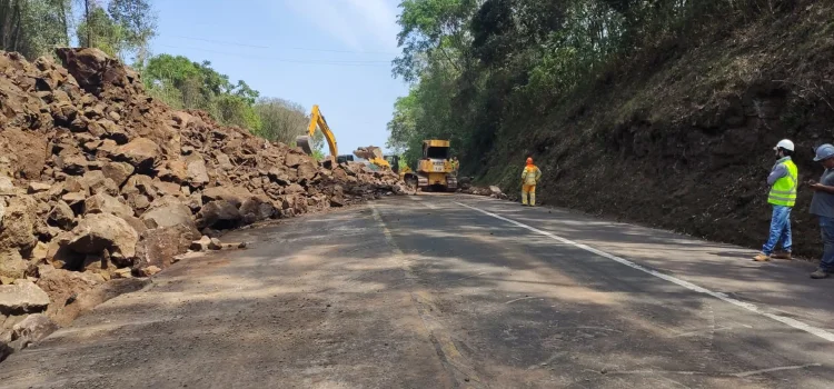 TRÂNSITO: Executada a detonação das rochas no KM 517 da BR 277; previsão de liberação da pista em duas horas.