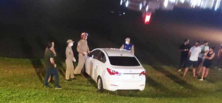 TRÂNSITO: Homem sofre mal súbito enquanto dirigia e vai parar na margem do lago em Toledo