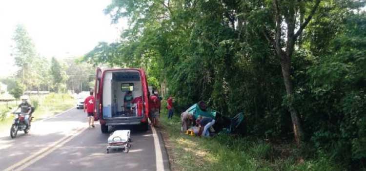 TRÂNSITO: Mãe e filho ficam feridos em capotamento na PR-281 em Capanema