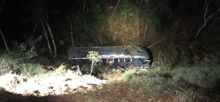 TRÂNSITO: Ônibus cai em ribanceira e deixa dois mortos e 34 feridos em Minas