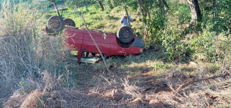 Uno capota na comunidade do Peroba