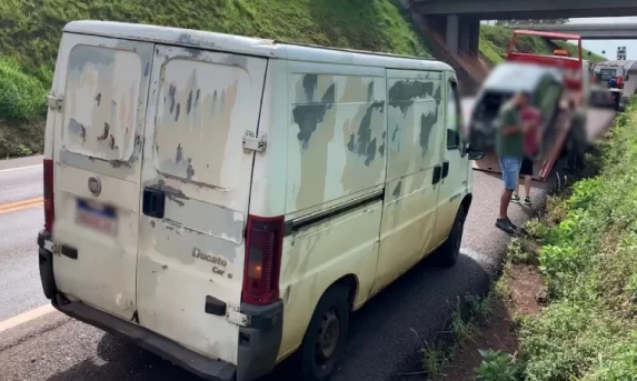 Van e carros se envolvem em engavetamento na BR-277 em Cascavel.