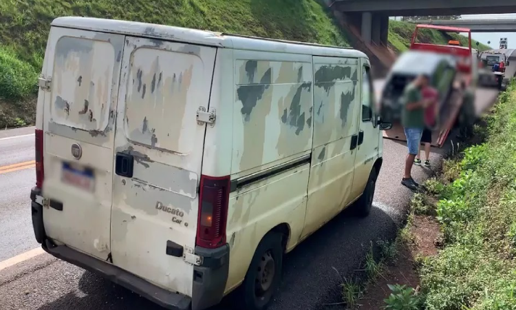 Van e carros se envolvem em engavetamento na BR-277 em Cascavel.