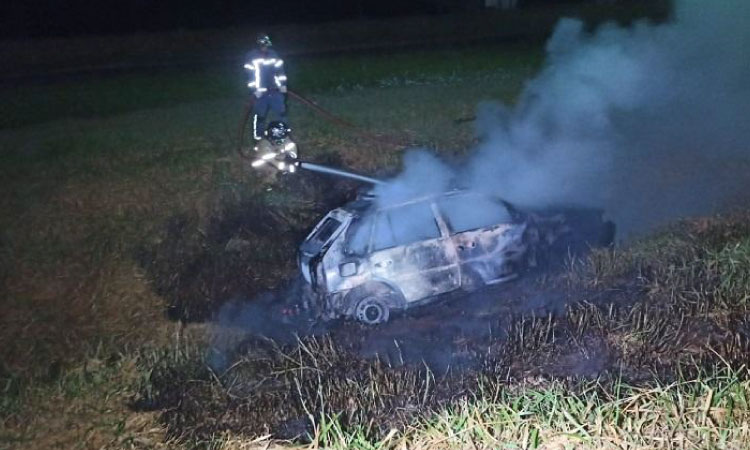 Veículo é destruído por incêndio às margens da BR-163, entre Toledo e Cascavel.