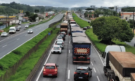 Veja quais estradas do Paraná estão com bloqueios após temporais.