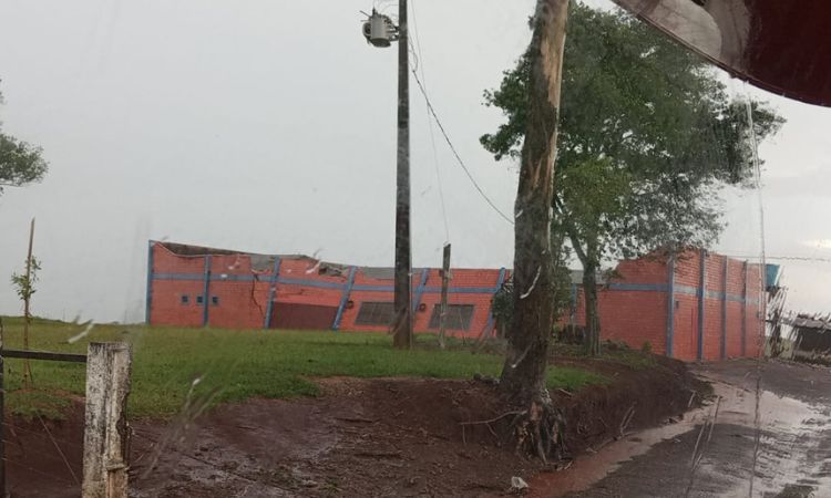 VENDAVAL CAUSA DESTRUIÇÃO EM QUEDAS DO IGUAÇU E BLOQUEIA RODOVIAS COM QUEDA DE ÁRVORES