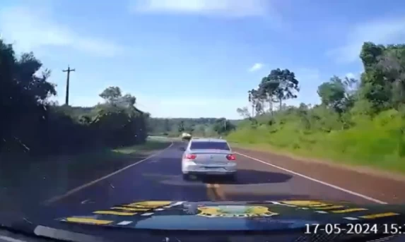 Vídeo mostra perseguição e apreensão de cigarros contrabandeados na BR-277, em Laranjeiras do Sul.