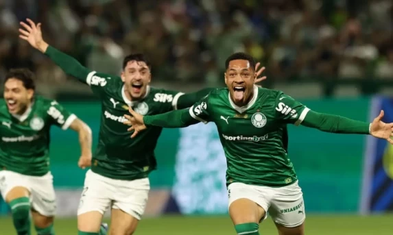 Vitor Roque marca nos acréscimos para levar Palmeiras à liderança